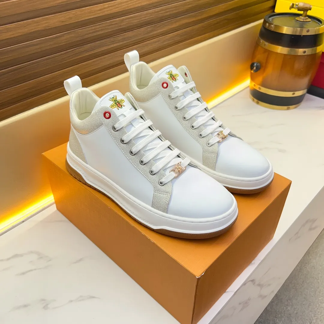 Velvet lining/leather lining ❗¥440🆘【GUCCI】This year's most trendy high-top new model of the brand, simple and elegant style, classic and timeless colors bring out the gentlemanly temperament of men. It is made of top-grade imported cowhide special materials, pigskin lining, comfortable and sweat-absorbent. It has excellent material, meticulous workmanship and comfortable foot feel. The design is simple and elegant, noble and fashionable, and is loved and favored by trendy men. The fabric is the highlight. The original outsole is not easy to deform! Code number 38-44, single color. A333,000